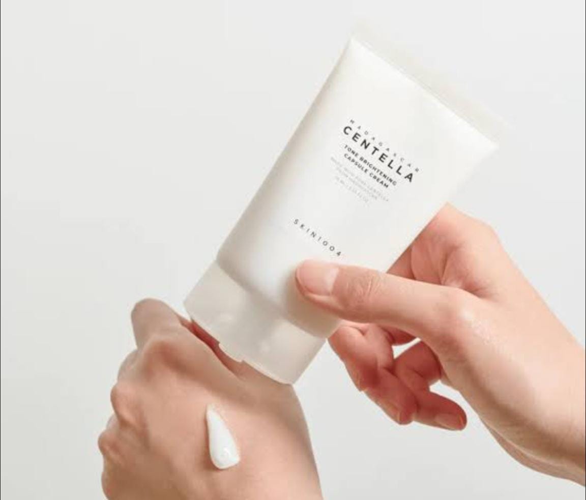 SKIN 1004 MADAGASCAR CENTELLA TONE BRIGHTENING TONE-UP SUNSCREEN SPF 50+ PA++++